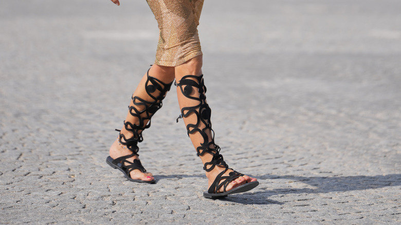 En gäst, utanför Dior, under Paris Fashion Week - Damkläder vårsommar 2026