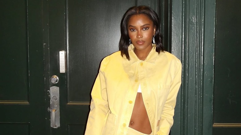 Ciara Miller poserar med en vågig lob