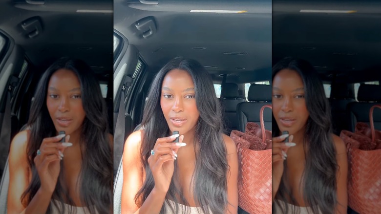 Ciara Miller talar med naturligt vågigt hår i bilen