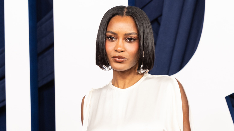 Ciara Miller poserar med en chic bob i en vit klänning