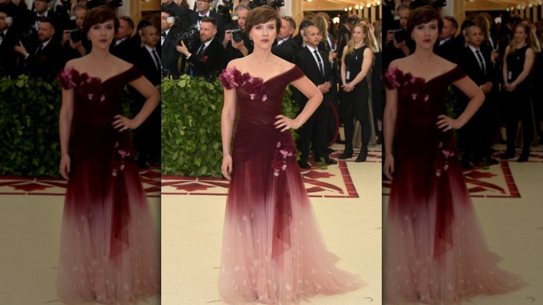 Scarlett Johansson poserar på Met Gala 2018