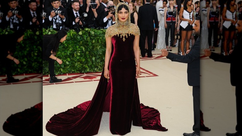 Priyanka Chopra poserar i Ralph Lauren på Met Gala