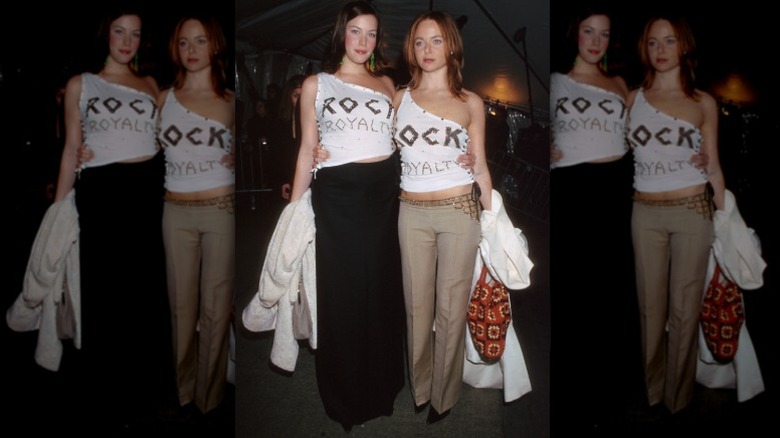 Liv Tyler och Stella McCartney poserar på Met Gala 1999