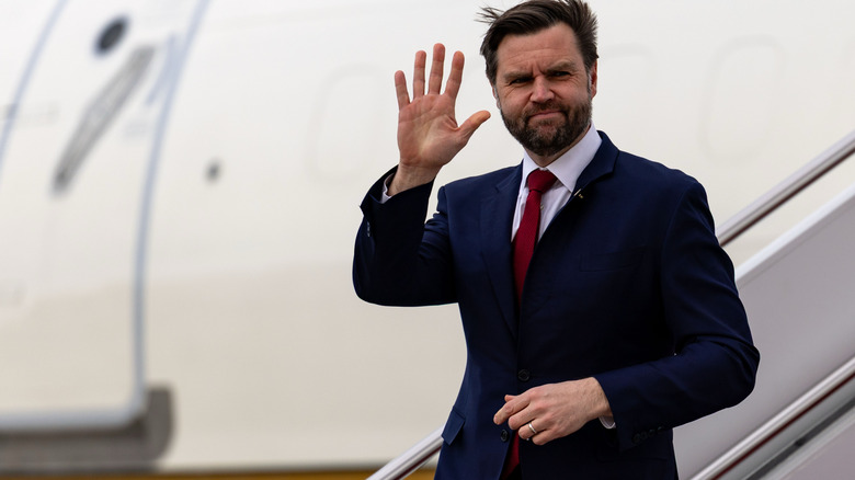 JD Vance går ut ur ett plan
