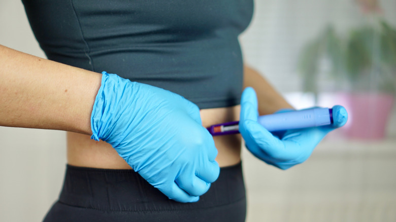 Kvinna som injicerar sig själv