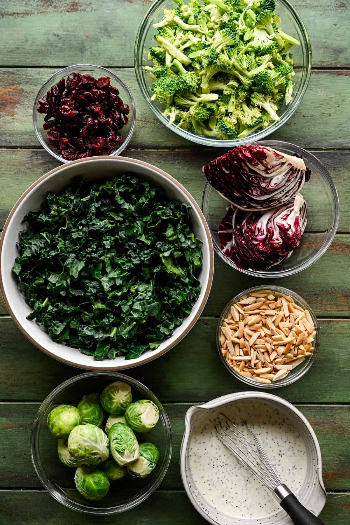 Ingredienser som behövs för att göra grönkålsbroccolisallad.