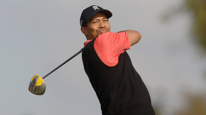 Tiger Woods spelade golf under året han upplevde en muskelskada i skulderbladet