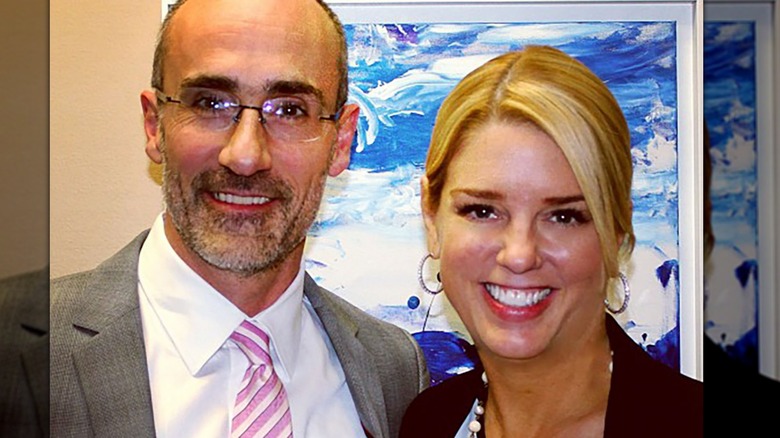 Pam Bondi med en sidodel