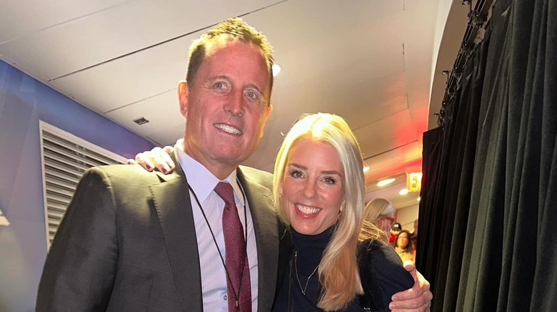 Richard Grenell och Pam Bondi med armarna om varandra