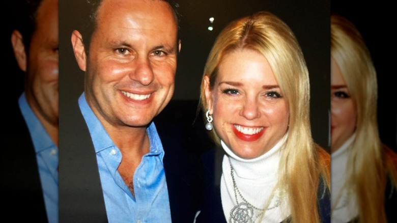 Pam Bondi med rött läppstift