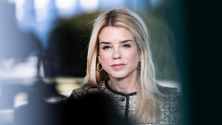 Pam Bondi med örhängen i silver