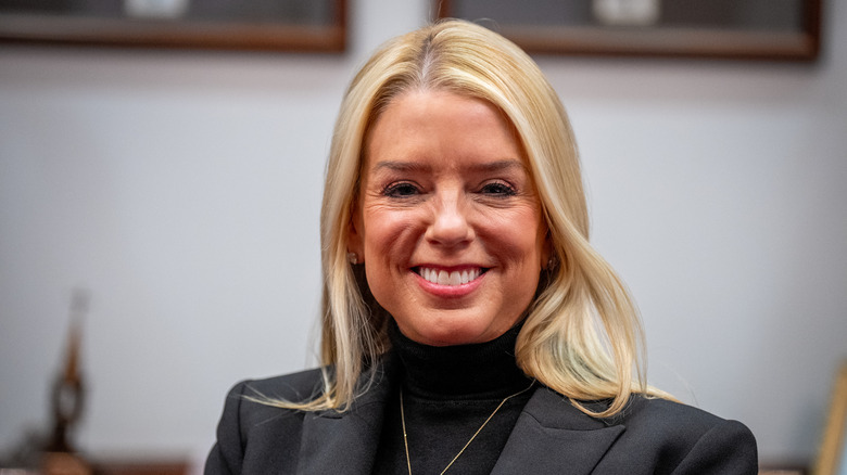 Pam Bondi med orange foundation