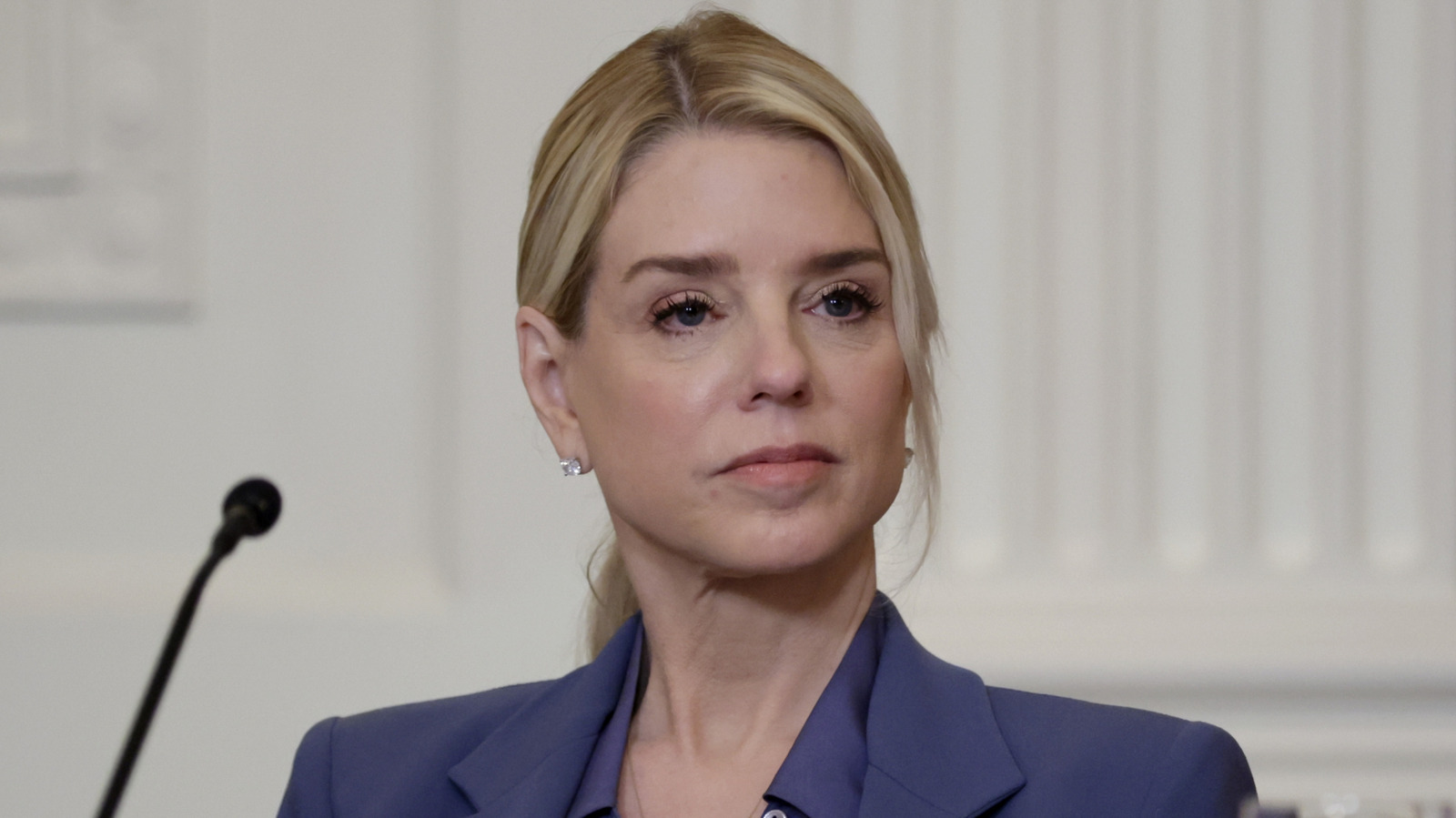 Pam Bondis ögonbrynsblindhet är obestridlig på dessa bilder