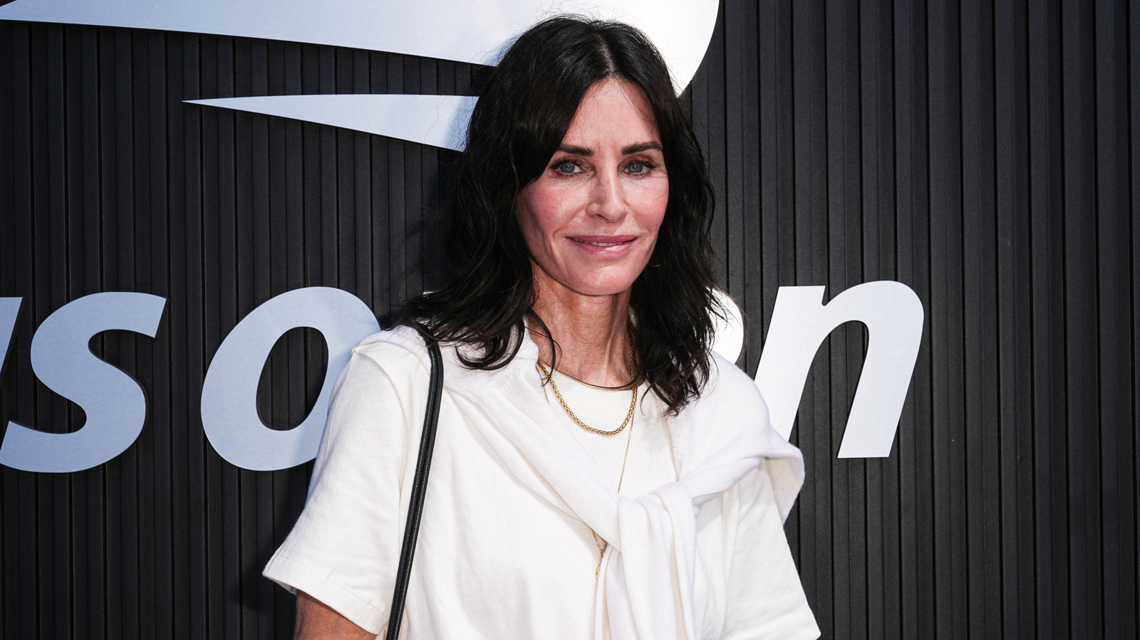 Side-by-side-bilder på Courteney Cox' ansikte visar hur mycket fyllmedel förändrar hennes utseende