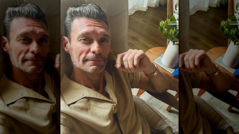 Ryan Seacrest poserar för en selfie