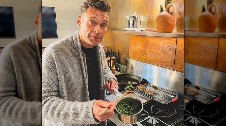 Ryan Seacrest poserar för ett foto med gröna grönsaker