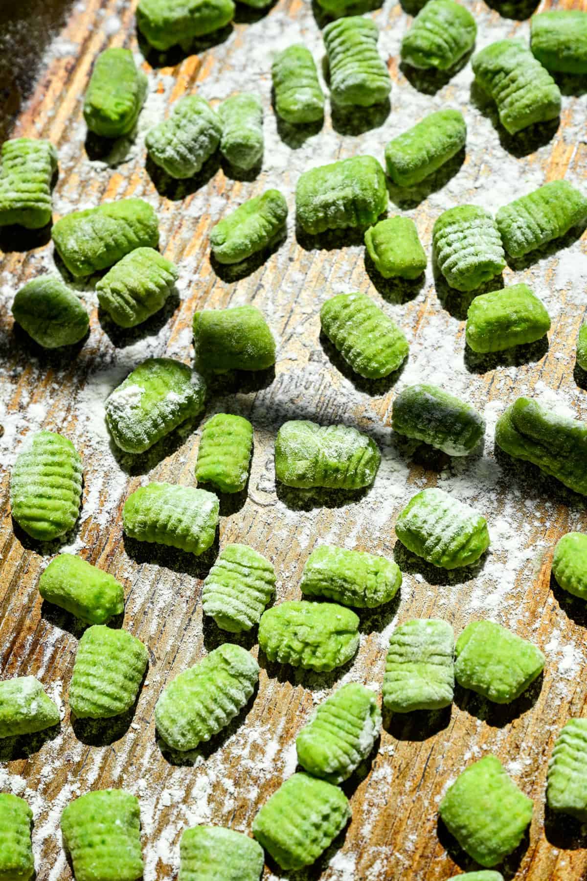 Gnocchi efter att ha rullats på en gnocchibräda.