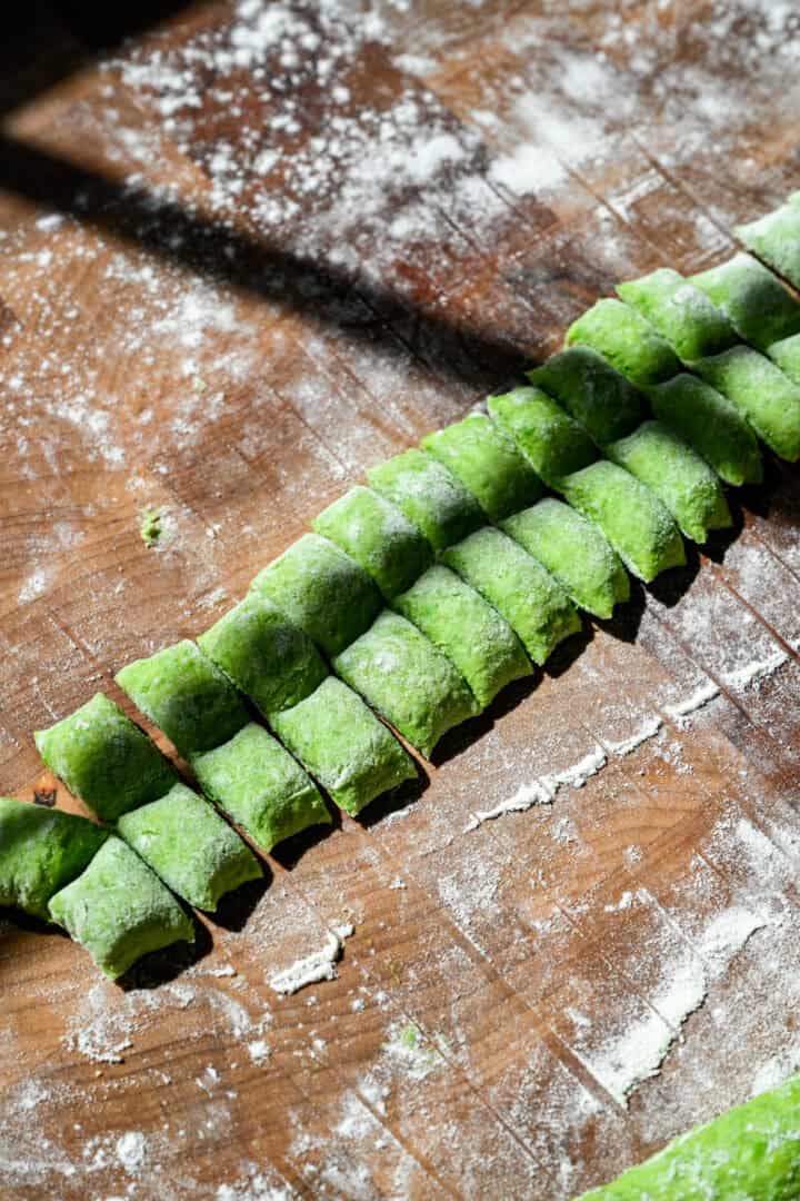 Ovanifrån av gnocchi skivad i bitar.