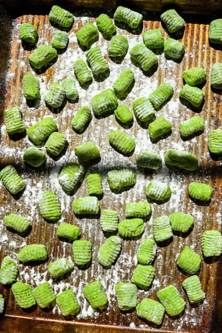 Gnocchi efter att ha rullats på en gnocchibräda.