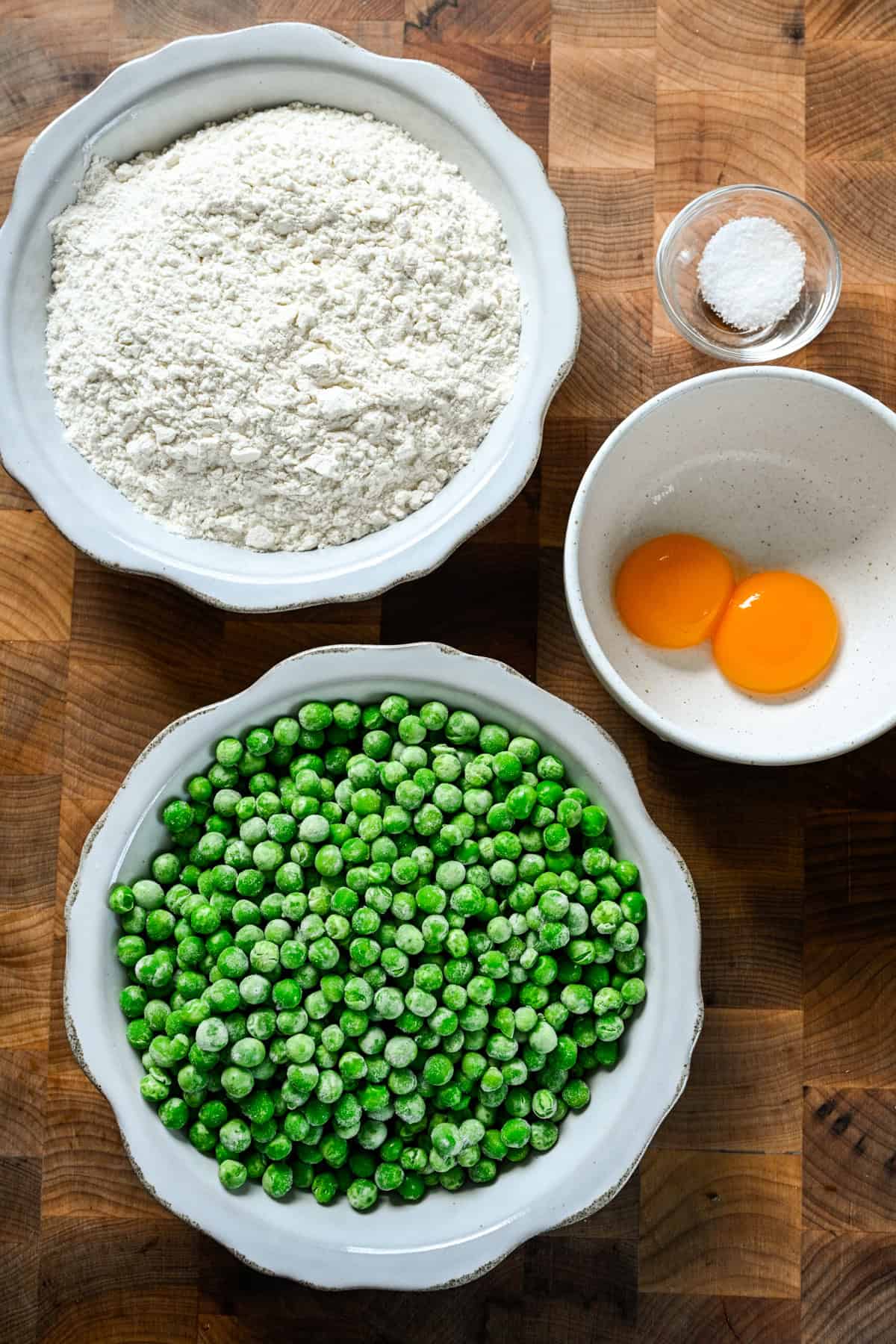 Ovanifrån av ärtgnocchiingredienser inklusive ärter och mjöl.