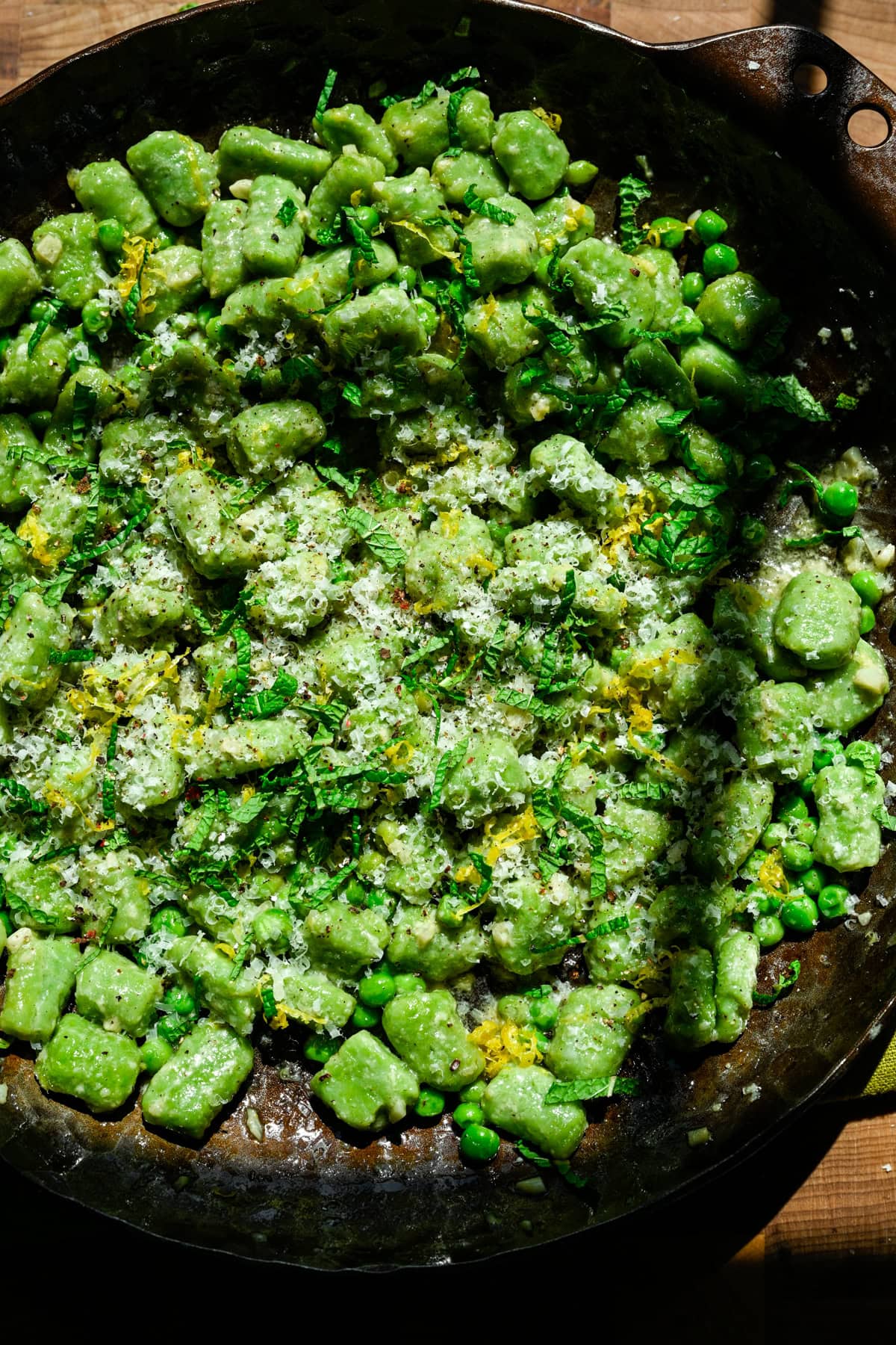 Ovanifrån av gnocchi i en panna.