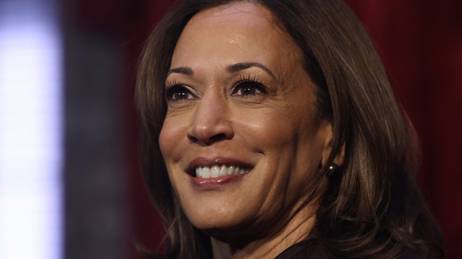 Side-by-side-bilder visar hur fantastisk Kamala Harris ansiktsförvandling har varit