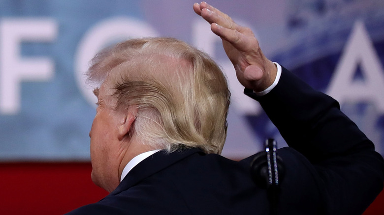 President Donald Trump skämtar om att täcka sin kala fläck när han talade till den konservativa politiska handlingskonferensen på Gaylord National Resort and Convention Center