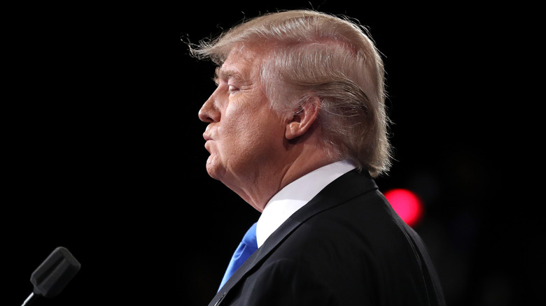 Den republikanske presidentkandidaten Donald Trump gör en gest under presidentdebatten vid Hofstra University