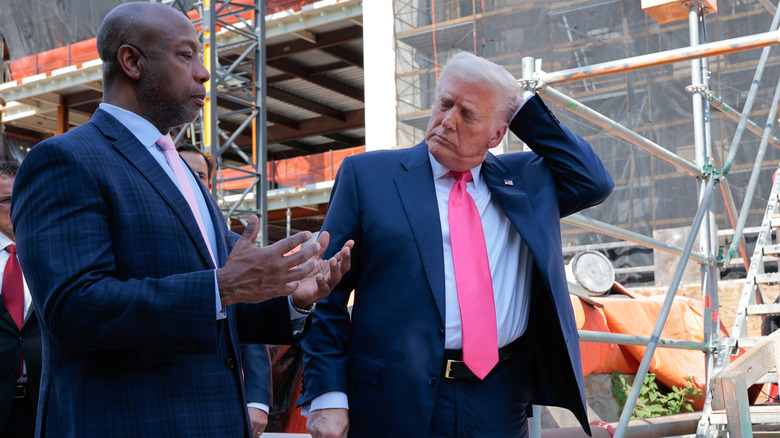 Donald Trump och Tim Scott pratar med media medan de turnerade i renoveringsprojektet för Federal Reserves huvudkontor