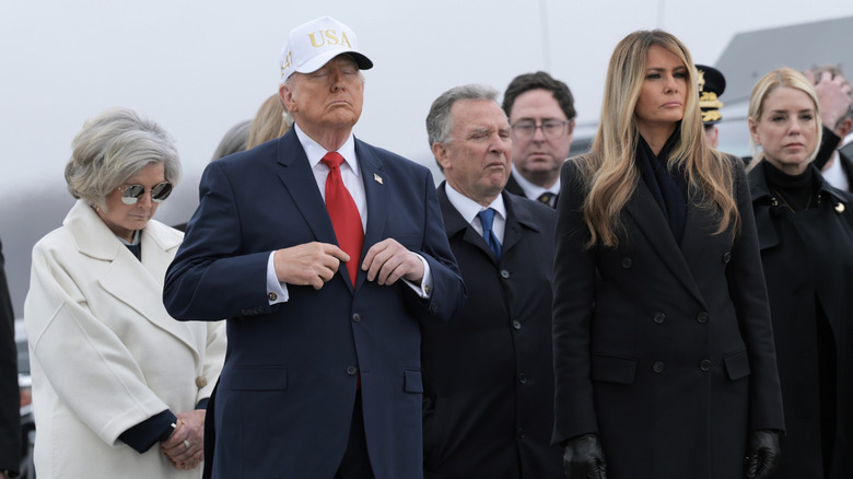 Vita husets stabschef Susie Wiles, USA:s president Donald Trump, USA:s särskilda sändebud till Mellanöstern Steve Witkoff, första damen Melania Trump och USA:s justitieminister Pam Bondi närvarade vid en värdig överföringsceremoni