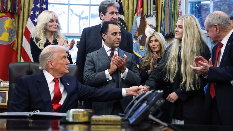 President Donald Trump skakar hand med Erika Kirk, hustru till den bortgångne konservativa aktivisten och mediepersonligheten Charlie Kirk, under edsceremonin av USA:s ambassadör i Indien Sergio Gor i Vita husets ovala kontor.