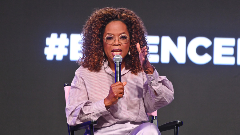 Oprah Winfrey pratar i en mikrofon