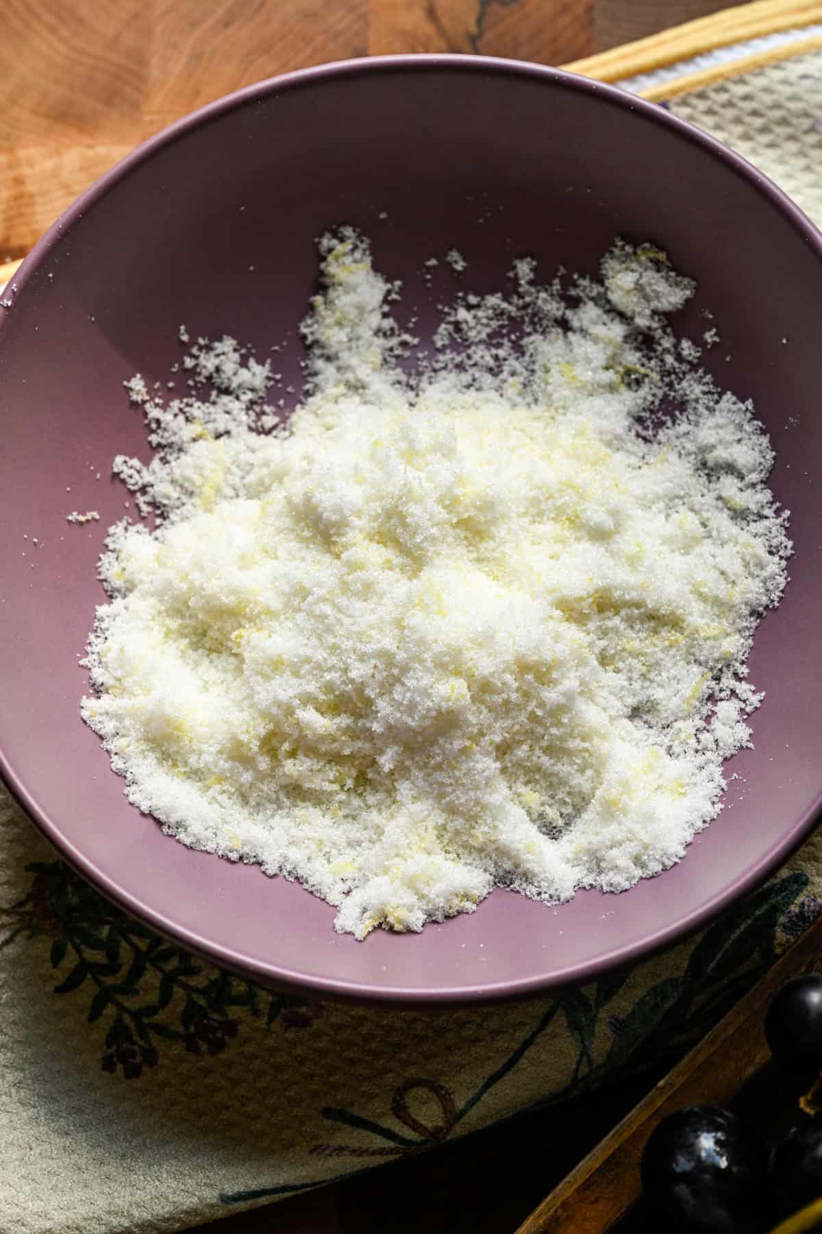 Ovanifrån av zest och socker efter att ha gnuggat ihop.