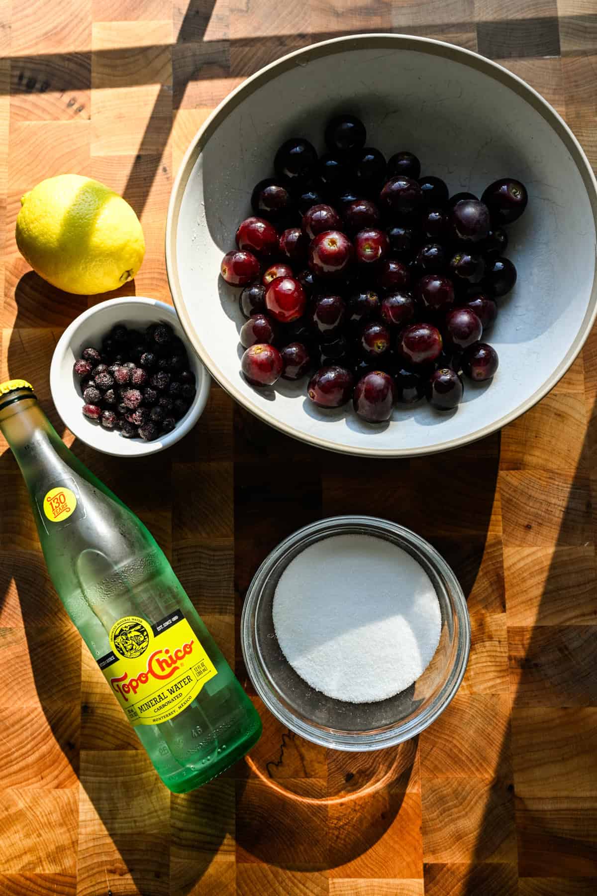 Ovanifrån av ingredienser för druvsodasirap.