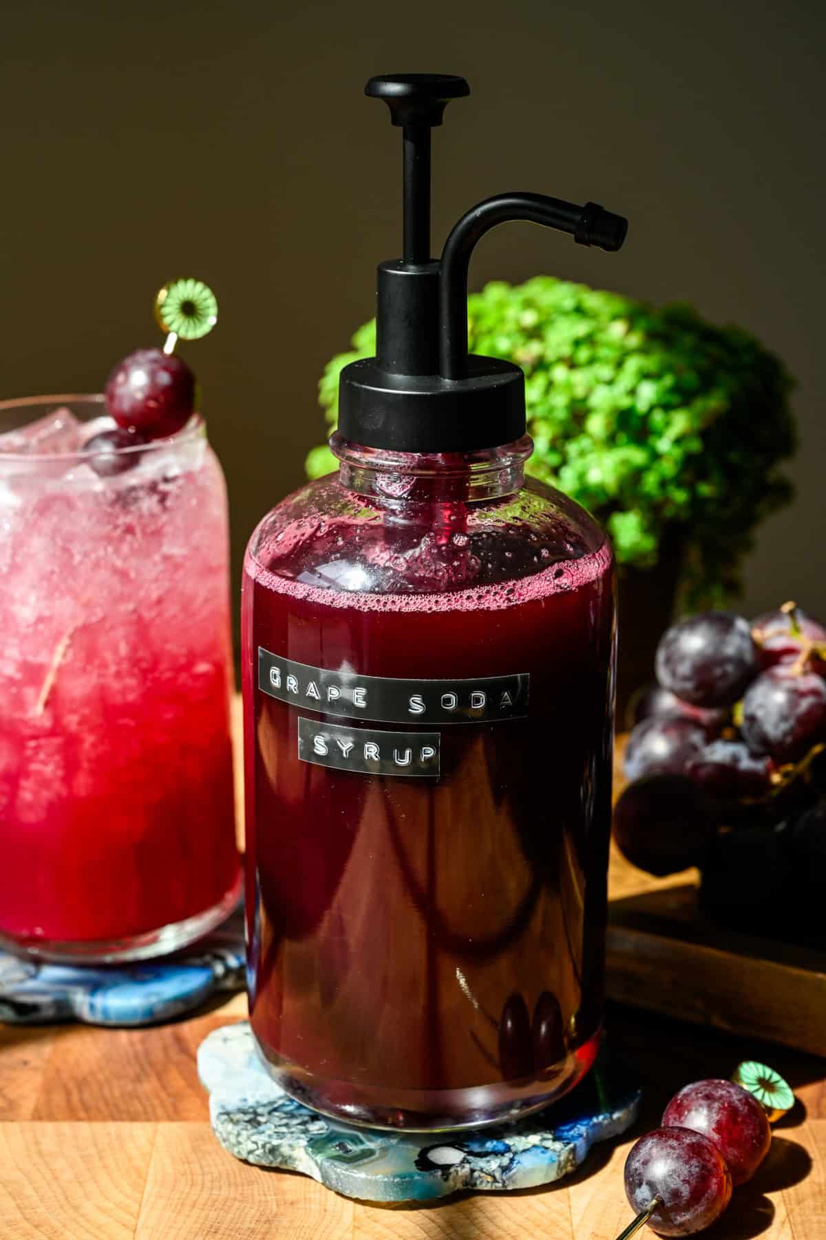 Framifrån av druvläsksirap i en flaska.