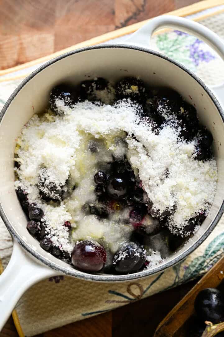 Ovanifrån av druvor socker och citron i en kruka.