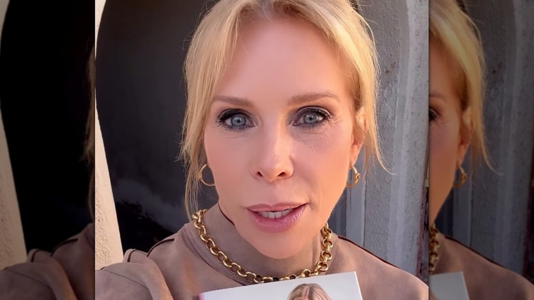 Cheryl Hines bär ett halsband med guldkedja