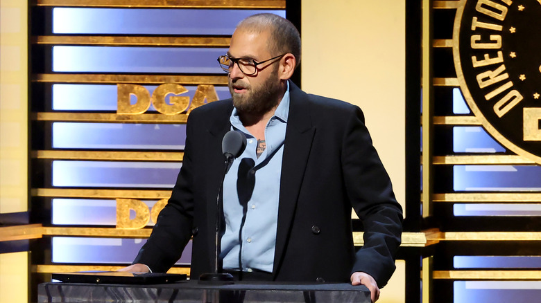 Jonah Hill håller ett tal vid ett evenemang efter att ha gått ner i vikt