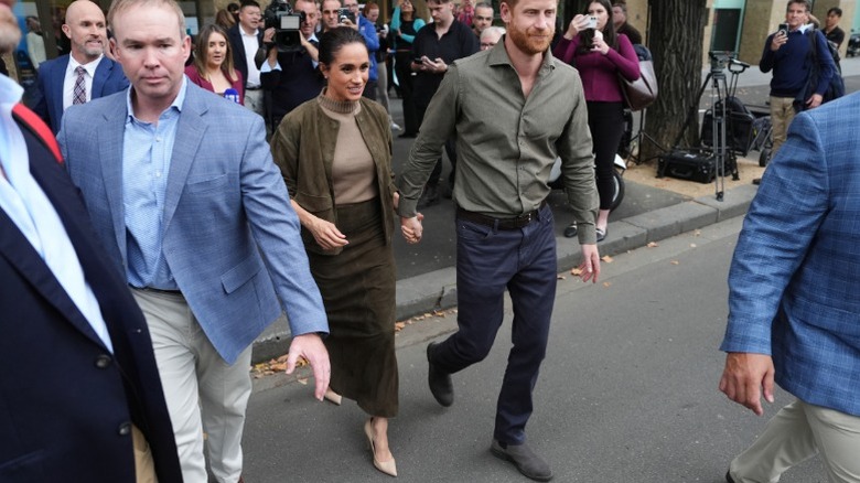 Folkmassor samlas runt Meghan Markle och prins Harry i Melbourne