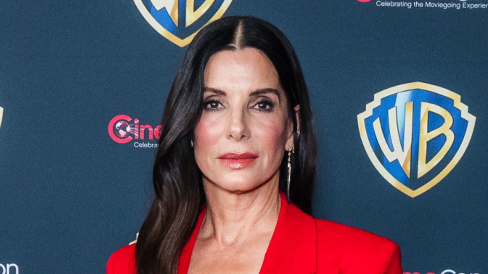 Sandra Bullock återkommer till CinemaCon 2026 och skolor Erika Kirk i spelet med långa hår