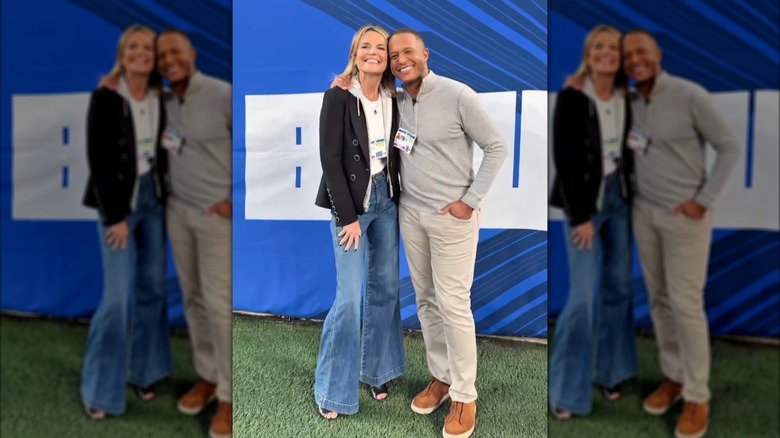 Savannah Guthrie och Craig Melvin poserar för ett foto medan de rapporterar från en fotbollsmatch