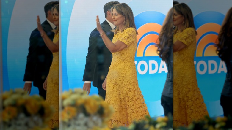 Savannah Guthrie vinkar till sina medarbetare när de återvänder till The Today Show-scenen i april 2026