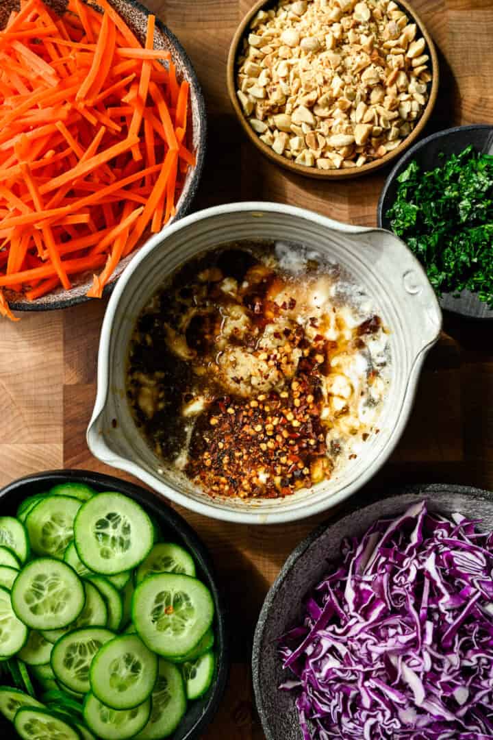 Ovanifrån av jordnötsmarinad före blandning.