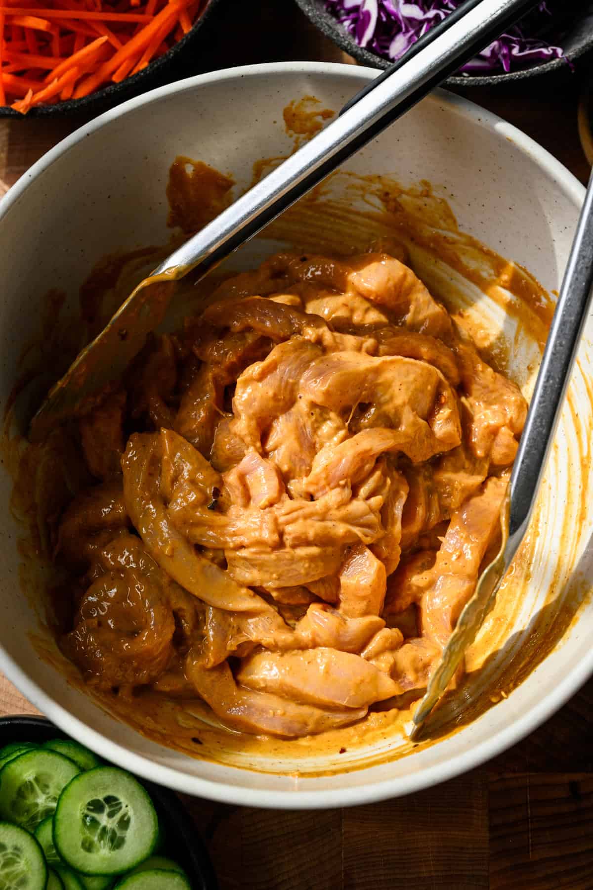 Ovanifrån av kyckling i en skål.