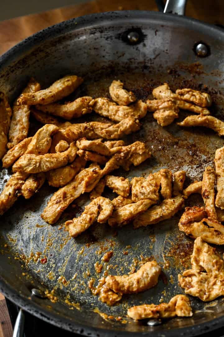 Ovanifrån av kyckling som lagar mat i en panna.