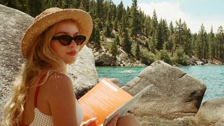 Elle Chapman poserar för en bild vid en sjö.