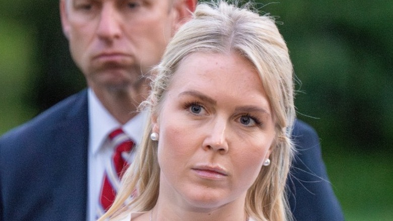 Karoline Leavitt lyssnar när Donald Trump talar till pressen