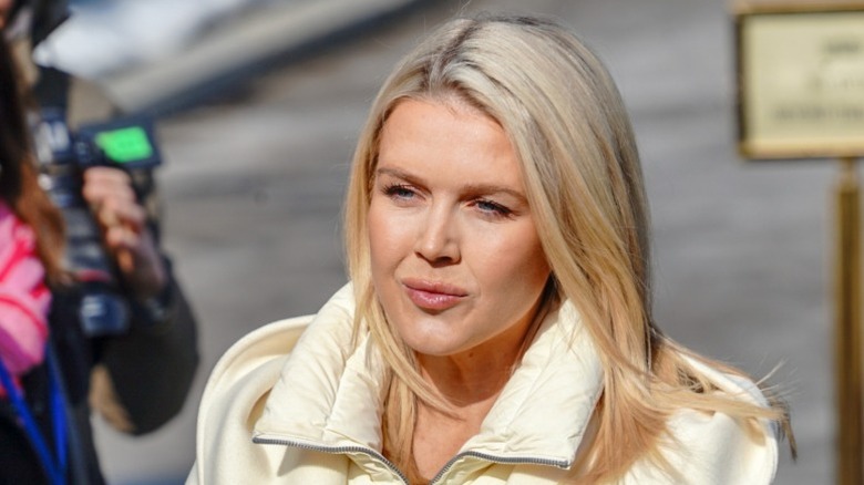 Karoline Leavitt vänder sig till pressen utanför Vita huset