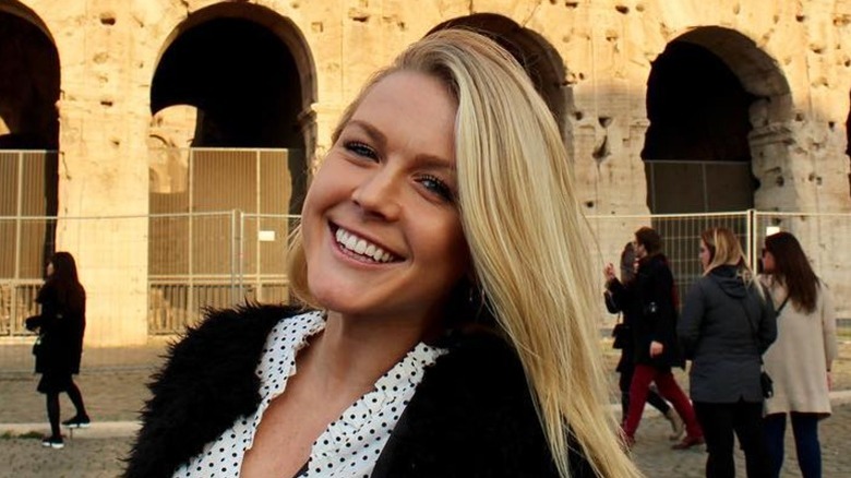 Karoline Leavitt poserar framför Colliseum