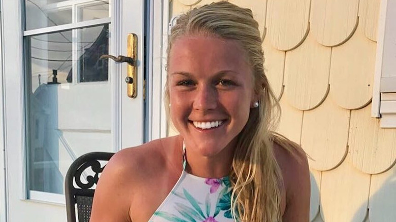 Karoline Leavitt ler på ett foto med en hyllning till sin hund